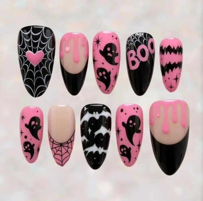 Dix ongles en amande rose, noir et nude avec fantômes, toiles d'araignée, cœur rose, inscription BOO et coulures roses